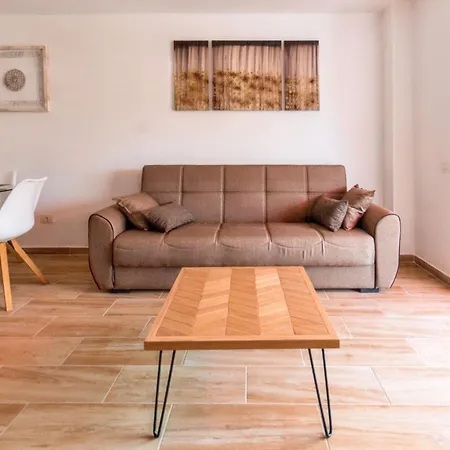 Beachside Oasis: 2-bedroom With Pool & Wi-fi